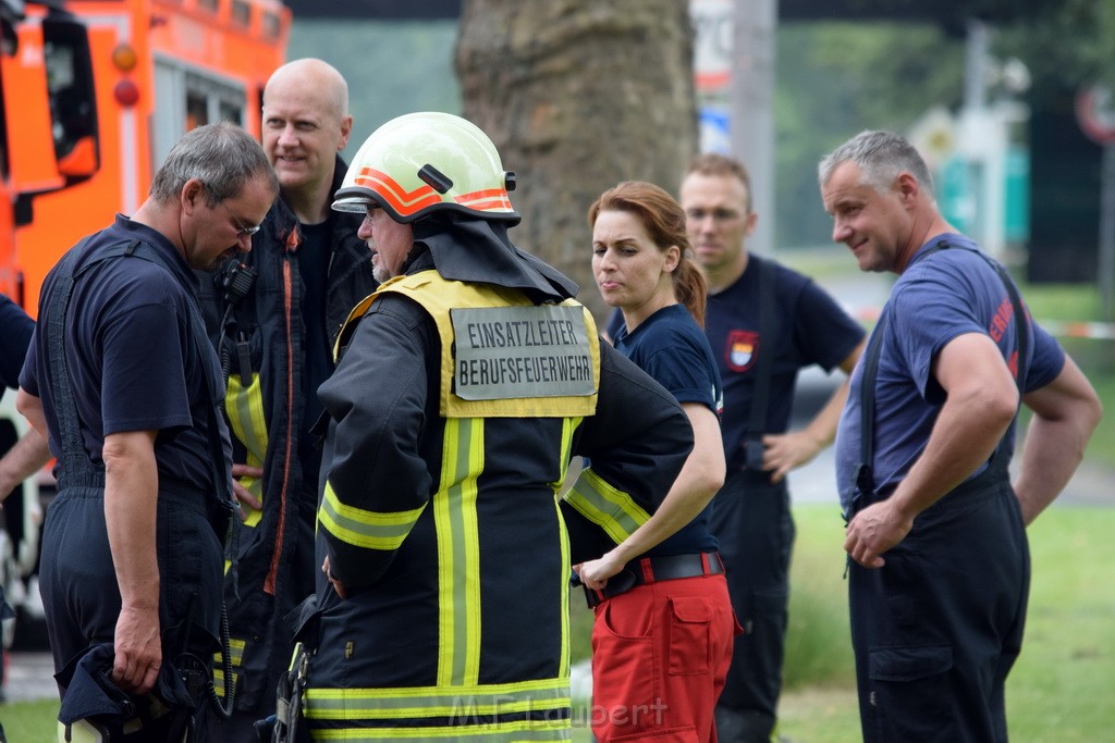 Schwerer VU Pkw Baum Koeln Deutz Messekreisel P184.JPG - Miklos Laubert